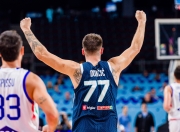 爱游戏体育-东契奇回归赛场，高光表现首场状态亮眼，西班牙队观众沸腾！的简单介绍