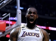 爱游戏- faker回头看奖杯 